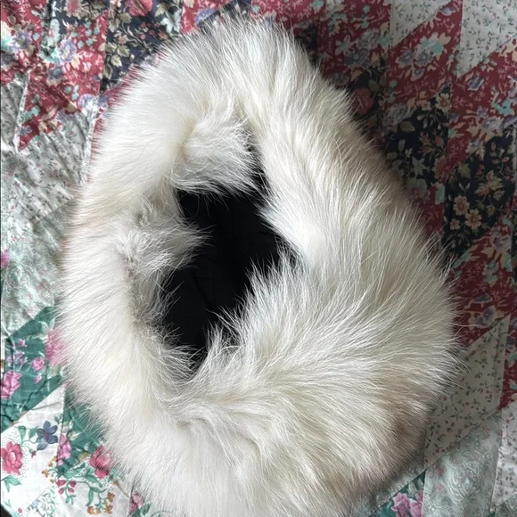 Elegant Cream Fur Women's Accessory - Picture 4 of 4